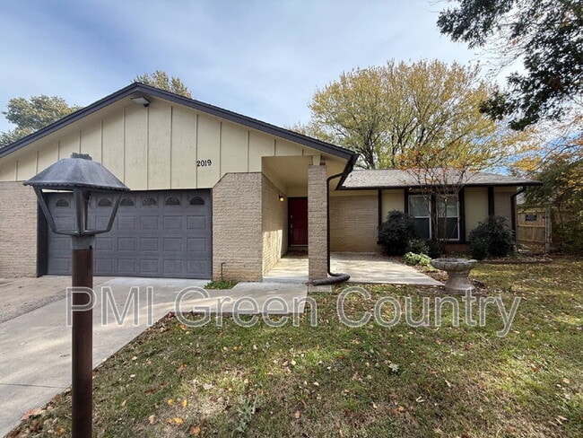 Building Photo - 2019 S Gum Ave