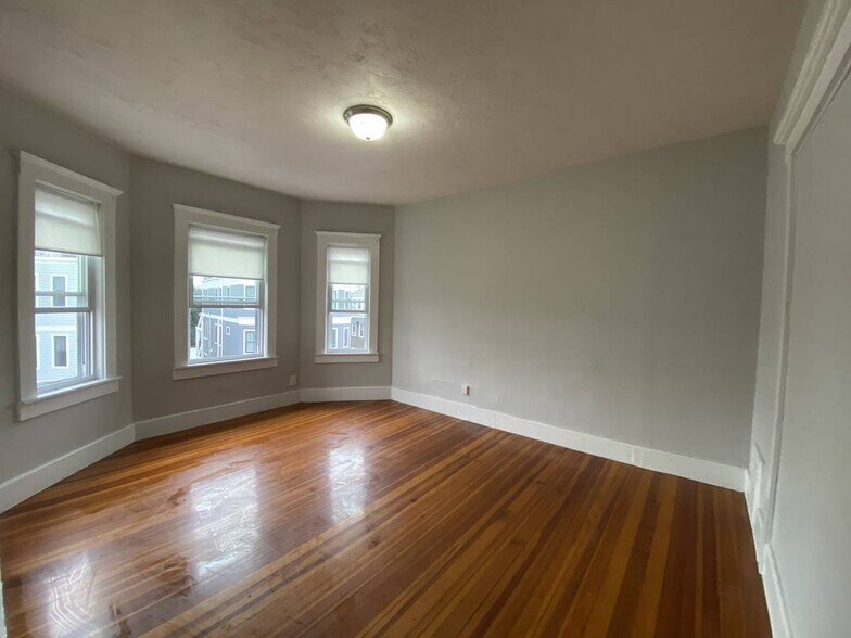 Building Photo - 19 Roseclair St