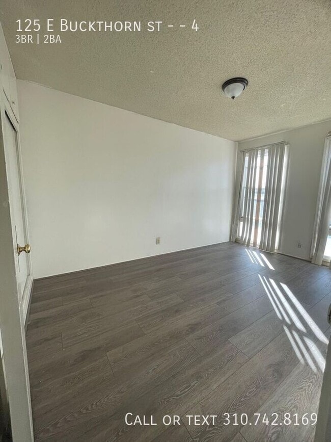 Building Photo - 125 E Buckthorn St