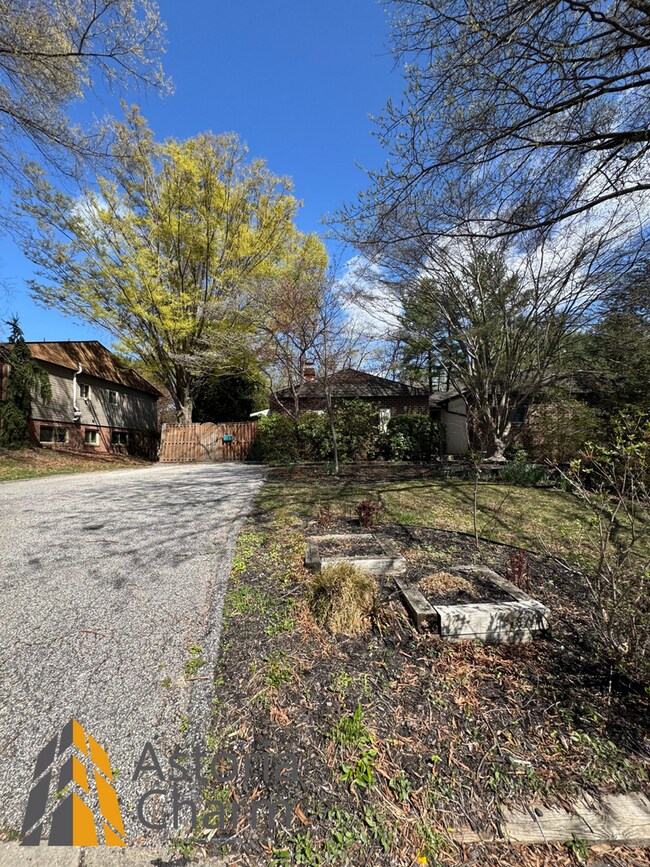 Building Photo - Spacious 5 Bedroom 3 Bath + Den Single Family Detached Home