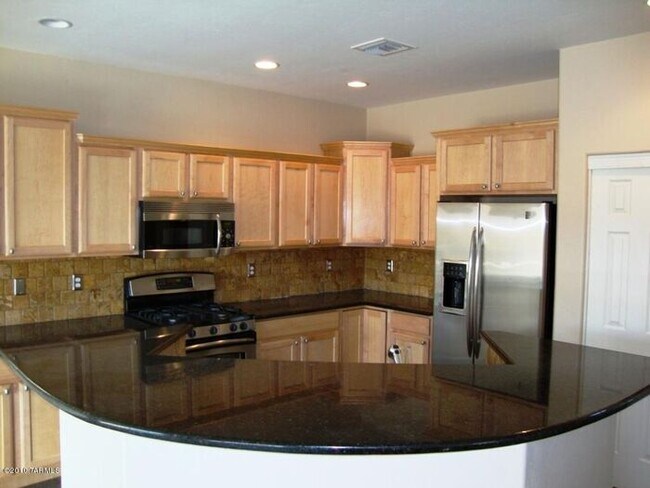 Building Photo - MOVE IN SPECIAL! $500 OFF MOVE IN COSTS WI...