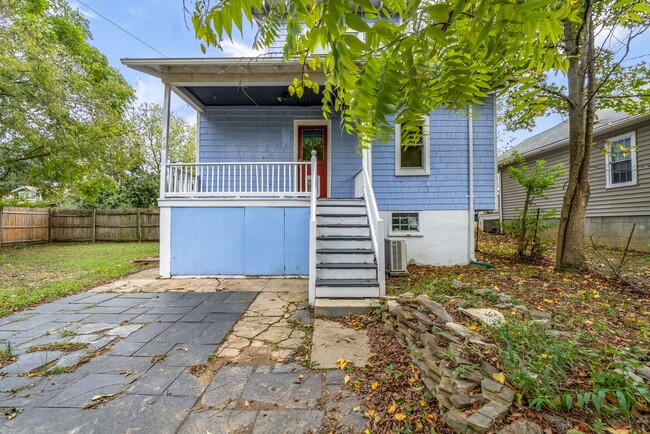 Building Photo - Wonderful Craftsman Bungalow