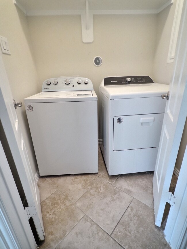 Building Photo - 118 Silverglen Ct