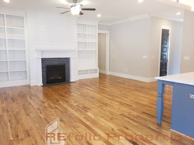 Building Photo - 413 Ancient Oaks Dr