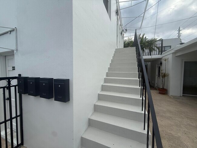 Building Photo - 5909 S Dixie Hwy