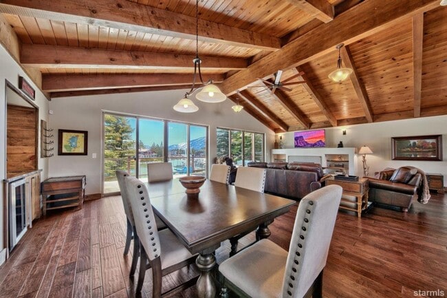 Building Photo - Beautiful pet friendly home with amazing views and private boat dock avail. Now! W/ lots of extra...