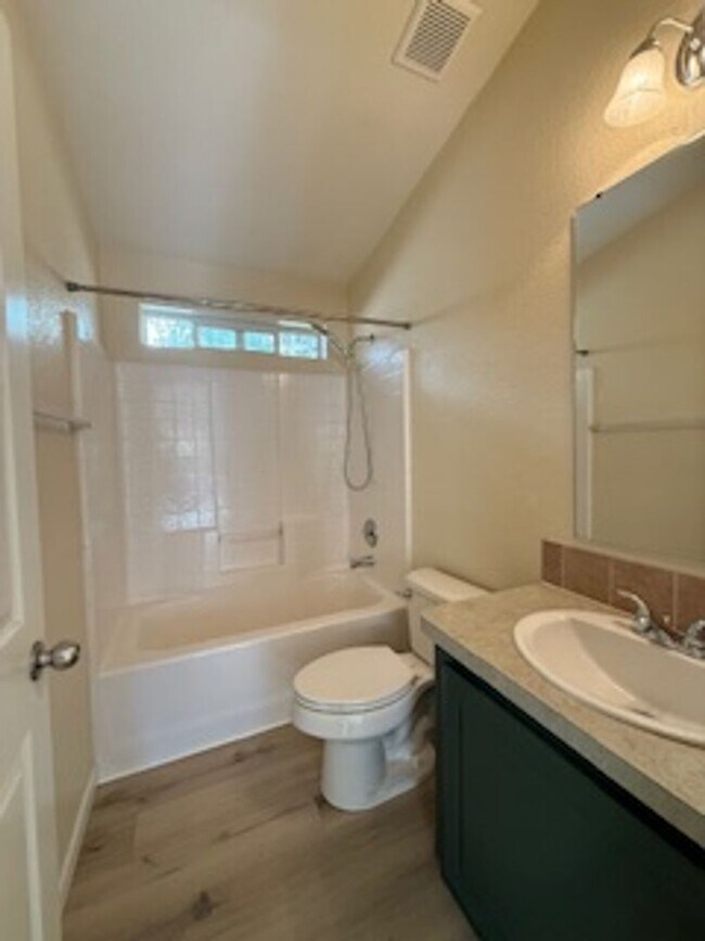 Building Photo - Auburn Cutie