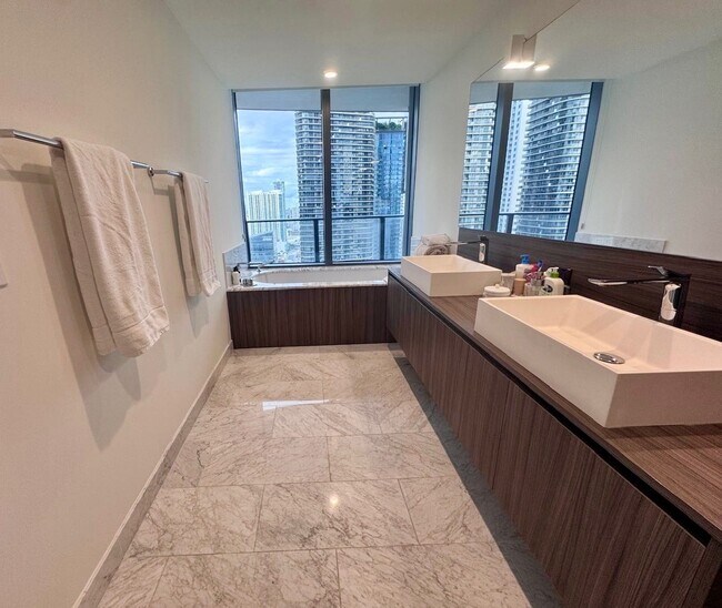 Building Photo - 1000 Brickell Plaza