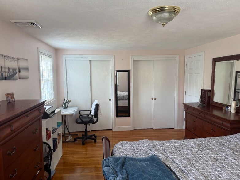 Building Photo - 72 Grassland St