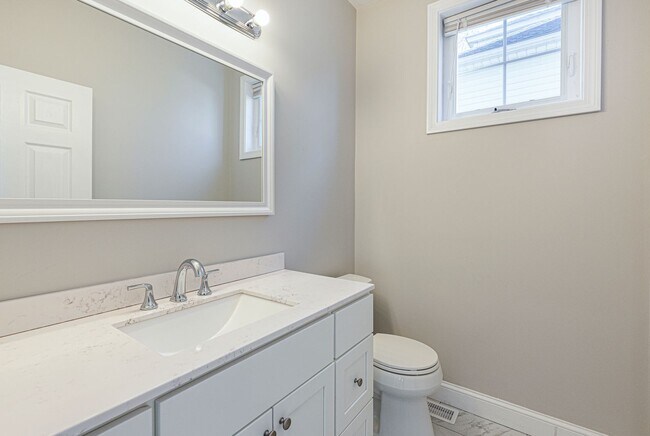 Building Photo - 445 Admiral St