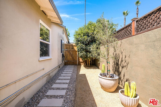 Building Photo - 17150 Cantlay St