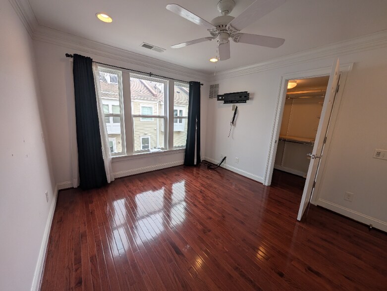 Building Photo - 9442 Canonbury Square