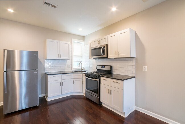 Building Photo - 723 S 56th St