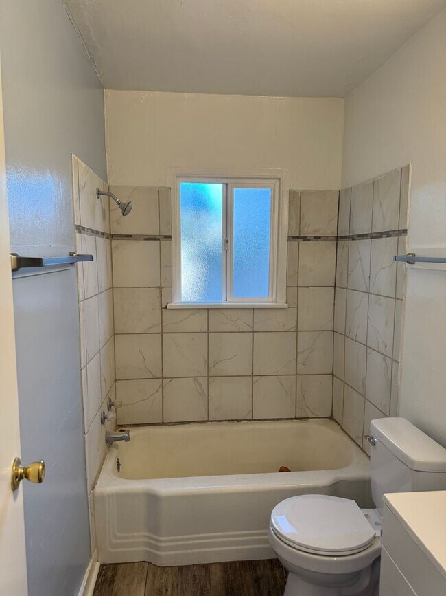 Building Photo - 316 Columbia Dr SE