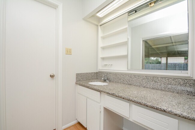 Building Photo - 7222 Pella Dr
