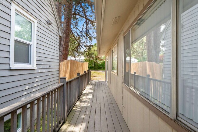 Building Photo - Updated Turnkey 2 Bed 1-bathroom spacious ...