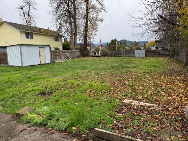 Building Photo - Updated 3 bedroom 1 bathroom house on a huge lot!