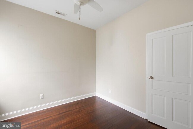 Building Photo - 620 9th St NE