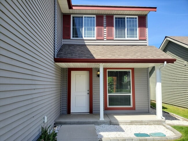 Building Photo - Beautiful 2 Story Home!