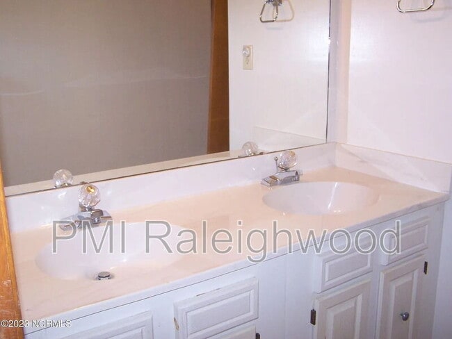 Building Photo - 220 Foxkroft Dr