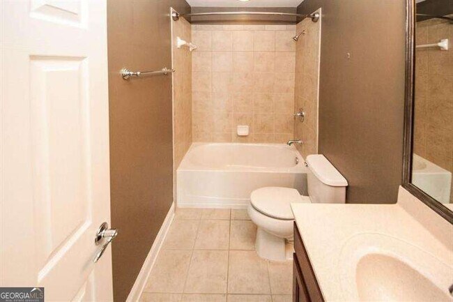 Building Photo - 1004 E Paces Chase