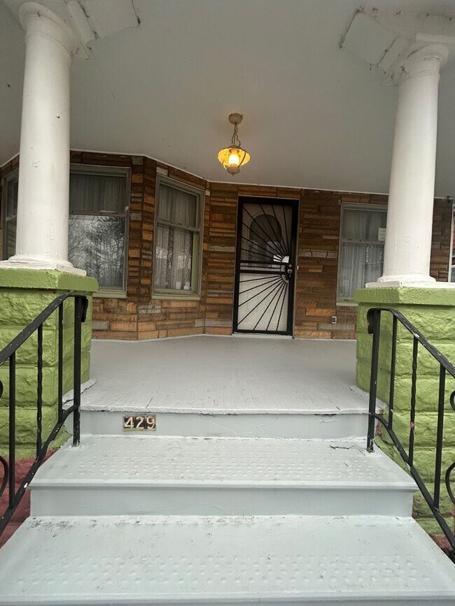 Building Photo - Charming 3-Bedroom Property in Prime Location