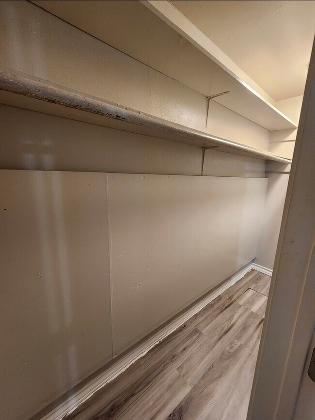 Building Photo - Take a look inside! 4 bed 2 bath with 3 car garage