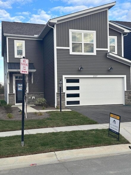 Primary Photo - 2027 Aerotrain Ct N