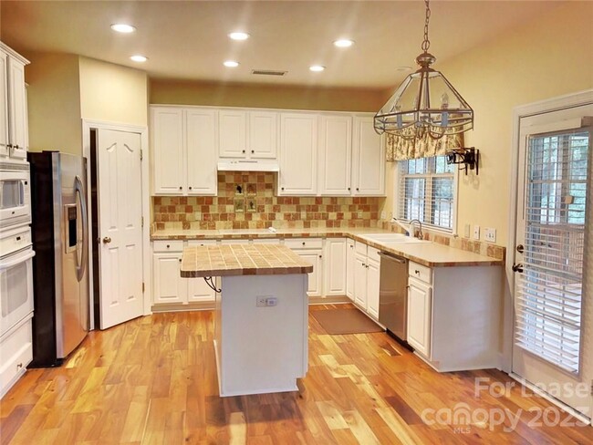 Building Photo - 11106 Knight Castle Dr