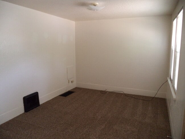 Building Photo - 1216 House in Northeast Minot! Pet Friendly!