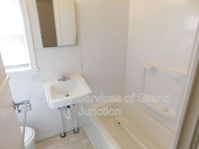 Building Photo - 957 Belford Ave