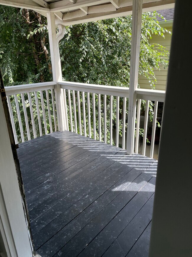 Covered porch - 105 Crescent Ct