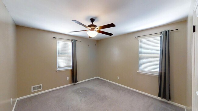 Building Photo - 321 Oak Lake Dr