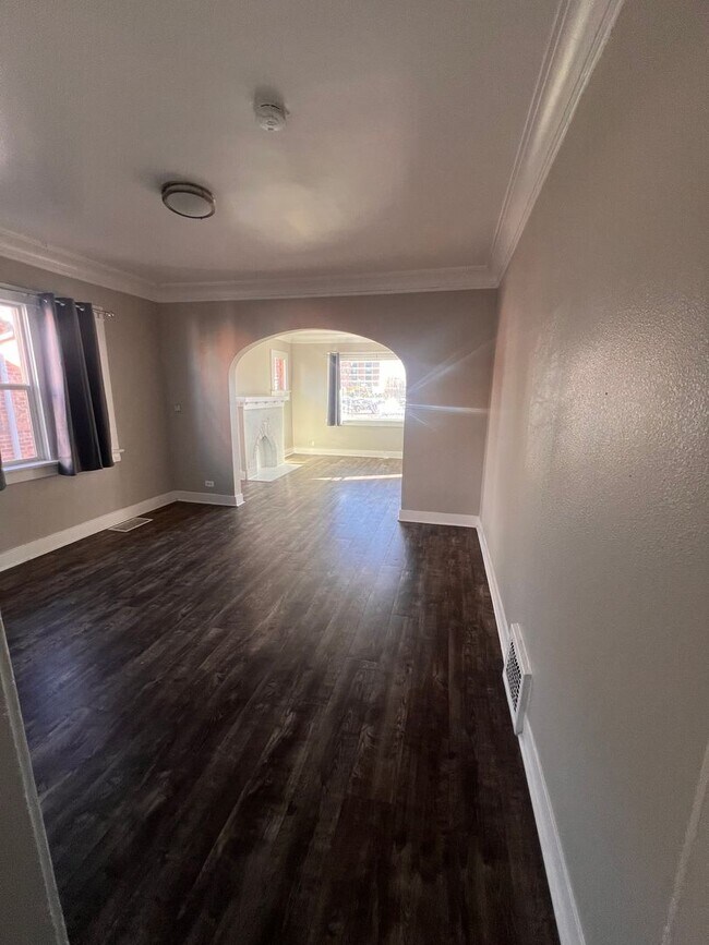 Building Photo - Curtis Newton Fourplex