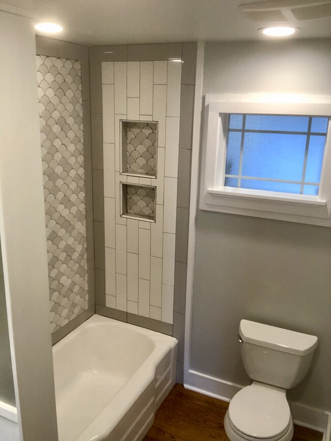 Second bathroom has tub/shower - 20400 Church St