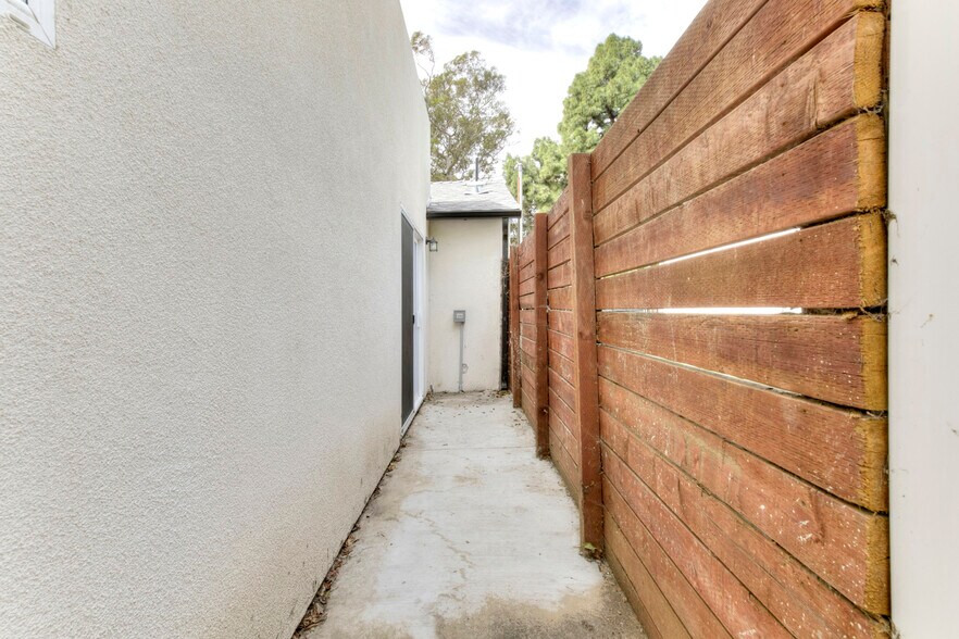 Building Photo - 15557 Wyandotte St