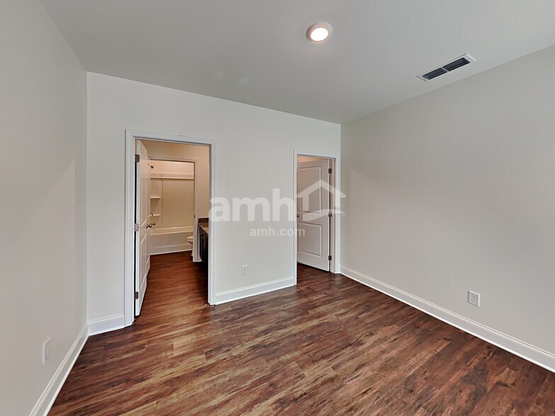 Building Photo - 455 Summit View Ct