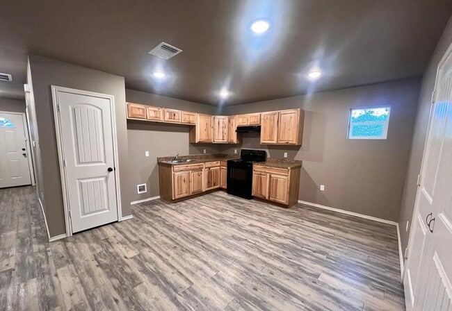 Building Photo - 1516 E 8th St