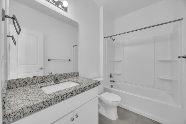 Building Photo - 3 Bedroom Townhome in Riverton!