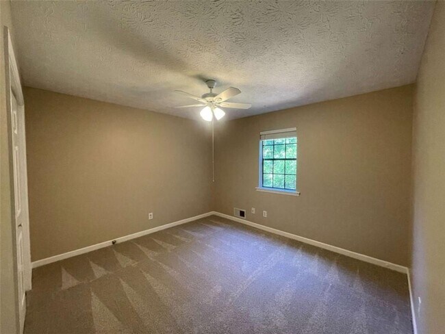 Building Photo - 55 Hunt Ridge Dr
