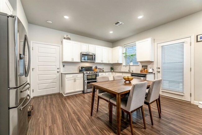 Building Photo - 7911 Mellencamp Dr