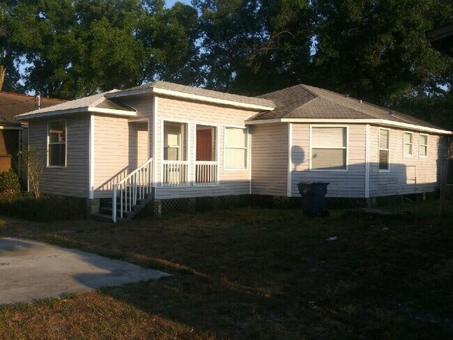 Building Photo - "Spacious 4-Bedroom Home with 2 Full Baths...