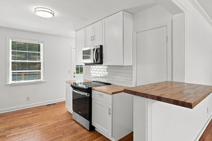 Building Photo - 5713 Vine Ridge Dr