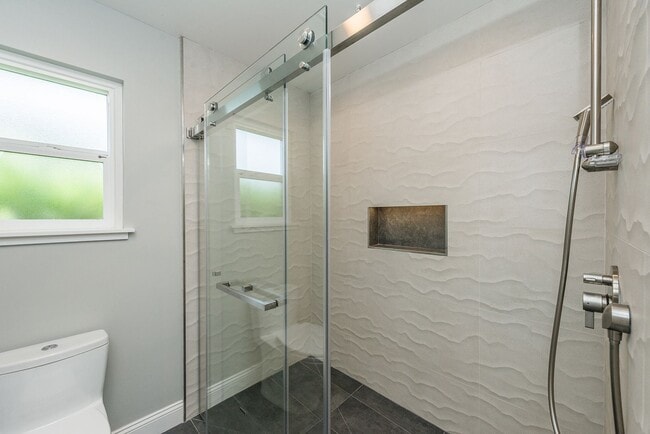 Building Photo - Updated 4 Bed / 2.5 Ba Home in Millbrae Mi...
