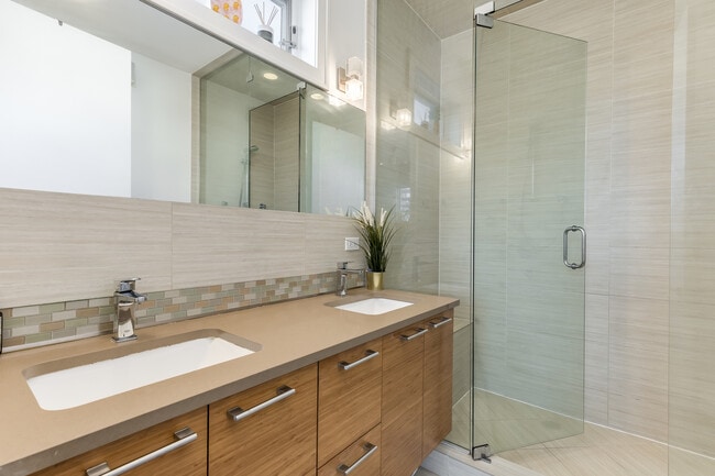 Building Photo - 922 N Hermitage Ave