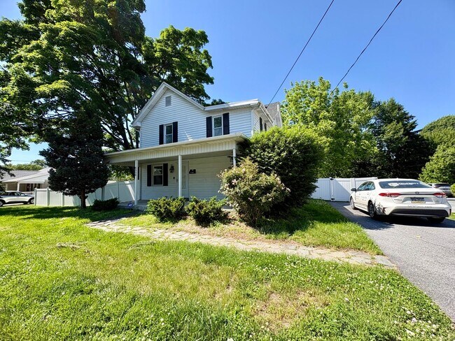 Building Photo - 4 Bedroom 2 Bathroom in Harrisburg!