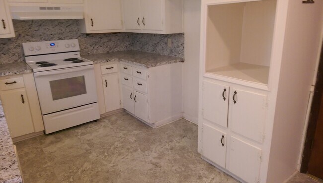 Building Photo - * Kids Sprayground right across the street!  3 bed 2 baths with 2 car garage in the Village with ...