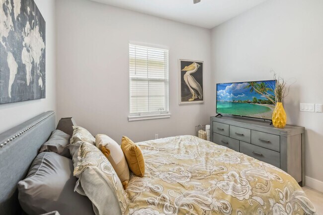 Building Photo - For Rent: Immaculate 3 Bed, 3 Bath + Flex ...