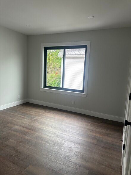 Building Photo - 35 Hunnewell Ave
