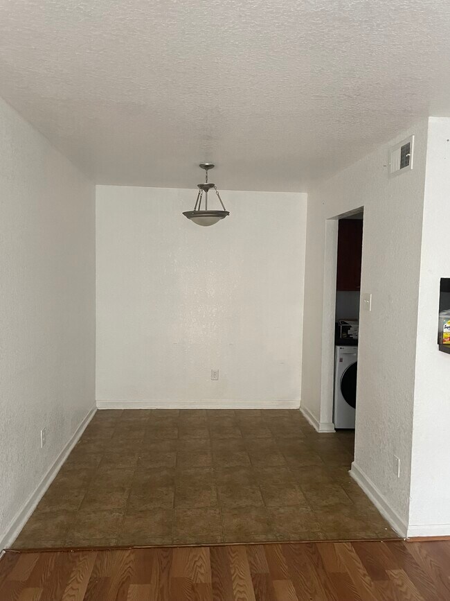 Building Photo - 8100 Creekbend Dr